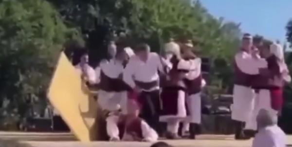 Au jucat până s-a rupt scena. Doi dansatori ai unui ansamblu popular au căzut sub scenă, dar colegii nu s-au oprit să-i ajute. Imaginile au stârnit indignare
