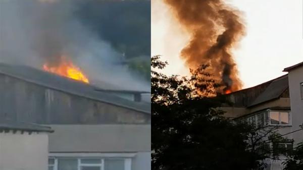 Acoperişul unui bloc din Iași, în flăcări. Toți locatarii au fost evacuați, pompierii s-au luptat zeci de minute să stingă incendiul