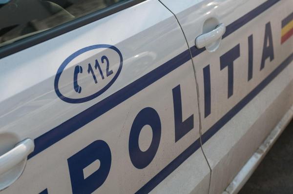 Un copil de 14 ani din Iaşi a fost la un pas să provoace o tragedie: s-a urcat la volan şi a dat peste un tânăr. Tatăl a vrut să spună poliţiei că el conducea, dar nici el nu avea permis
