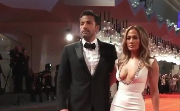 Jennifer Lopez şi Ben Affleck au atras toate privirile pe covorul roşu, la Veneţia. Cei doi formează din nou un cuplu, după 17 ani