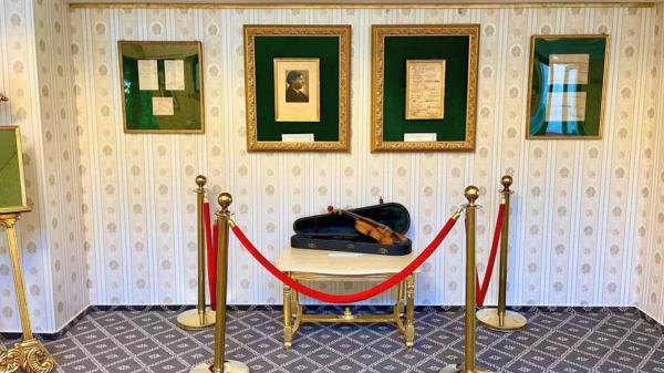 Vioara lui George Enescu şi alte bunuri ale muzicianului, scoase la licitaţie la Ateneul Naţional din Iaşi