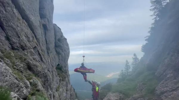 Bărbat de 62 de ani, rănit grav după ce a căzut în gol 12 metri în Munţii Bucegi