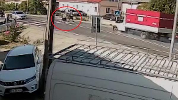 Bunicuță spulberată pe o trecere de pietoni din Unirea, în Bistrița Năsăud. Accidentul mortal a fost filmat - VIDEO