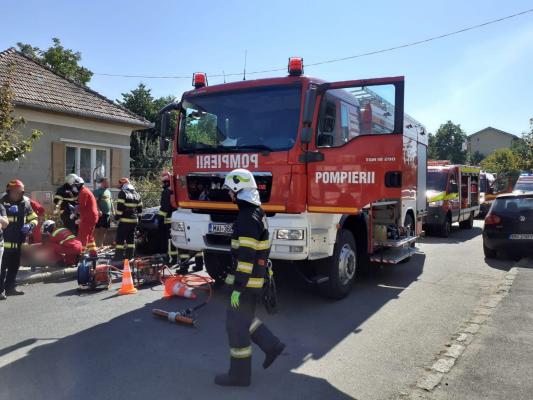 O femeie de 60 de ani a murit, spulberată de o maşină care fugise de la locul accidentului. Şoferul a lovit, pe rând, un motociclist şi 3 pietoni