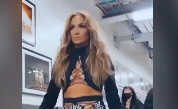 Jennifer Lopez, apariţie incendiară la MTV Music Awards. Artista i-a înmânat un premiu Oliviei Rodrigo, recompensată inclusiv pentru piesa anului