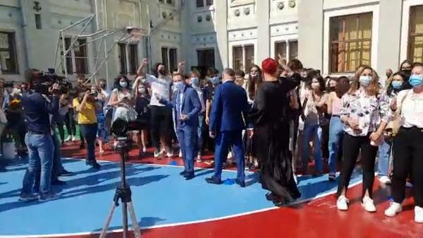 Florin Cîțu a dansat și a cântat ”Tânăr vreau mereu să fiu” cu elevii de la Gheorghe Lazăr. VIDEO