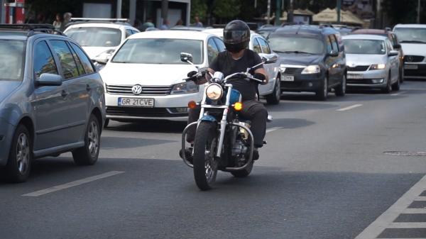Dau bani grei pe motoare, dar uită să se protejeze. Poliţist: "În momentul în care v-aţi luat permisul de conducere nu sunteţi invincibili"