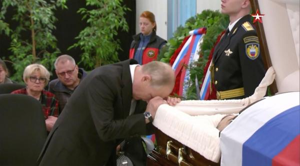 Vladimir Putin, plin de durere la sicriul fostului său bodyguard. Fost agent KGB, Evgheni Zinicev a murit în timpul unui exercițiu. VIDEO