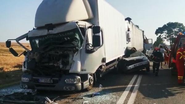 "Muream amândoi!" Ford Fiesta strivit între două TIR-uri, la intrarea în Balș. Șoferul a scăpat ca prin minune, după o manevră de ultim moment