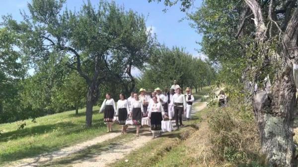 ''Clacă de fân'' la Aspra: Muncă cot la cot cu localnicii, ospăţ cu bucate tradiţionale, joc şi voie bună