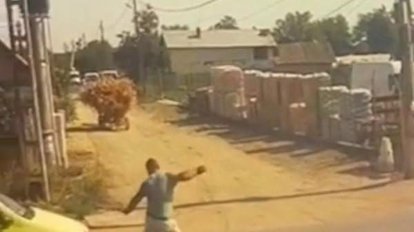 Un bărbat din Craiova a murit spulberat de o mașină lângă un magazin sătesc, în Bădoși, într-o clipă de neatenție