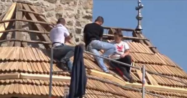 Biserica din Gurasada, în plin proces de restaurare. Zeci de tineri voluntari muncesc la refacerea monumentului istoric