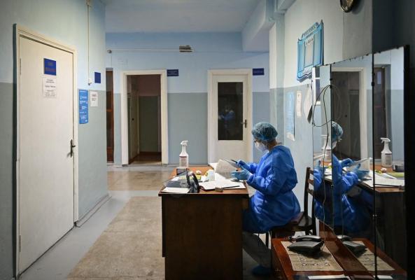 O bătrână cu piciorul fracturat, internată într-un spital din Botoşani, a sunat la 112 ca să fie dusă la toaletă. Ar fi strigat după ajutor minute în şir