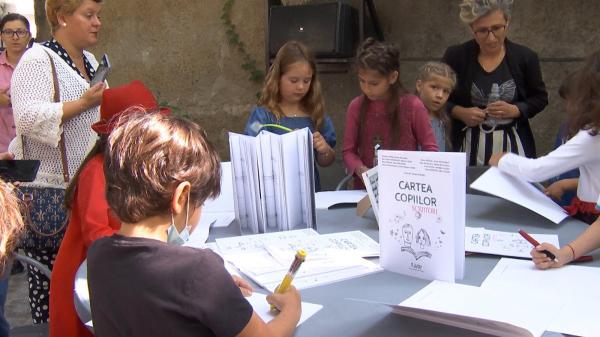 "Cartea copiilor scriitori". Cei mici şi-au aşternut gândurile pe hârtie, în cadrul unui proiect unic în România. "Poveştile astea sunt bucăţi din ei"