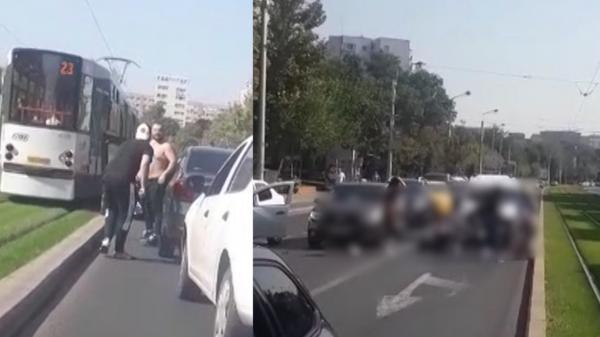 Bătaie cu bâte şi cuţite în mijlocul unei străzi din Capitală. O şicanare în trafic se putea încheia tragic pentru ambii şoferi