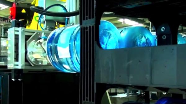 Scumpiri în lanţ, după explozia preţurilor la energie. Românii ar putea plăti cu 20% mai mult pentru apa de izvor îmbuteliată