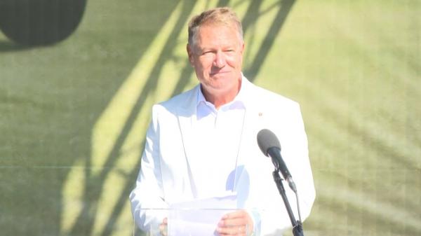 Iohannis: "Industria auto românească, la fel ca întreaga economie națională, are nevoie de stabilitate și predictibilitate". Şeful statului a testat noul model Dacia Duster