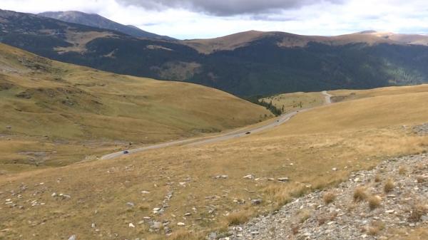 Iubitorii muntelui iau cu asalt stânele de pe Transalpina. Mese tradiţionale şi peisaje inedite, la peste 1.800 de metri altitudine