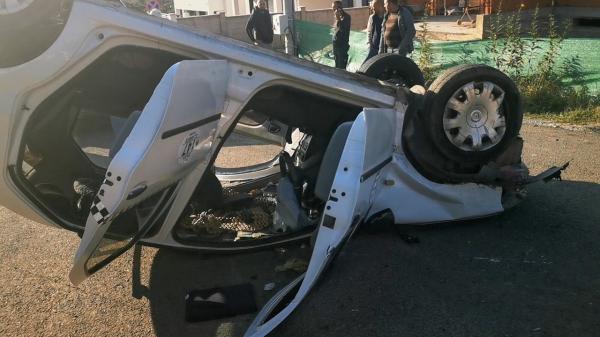 Taximetrist beat, răsturnat cu maşina, în Dej. Şoferul a rămas încarcerat