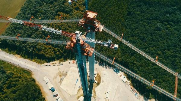 O zi din viaţa unui macaragiu. În cabina devenită a doua casă, "regele şantierului" lucrează la construcţia celui mai mare proiect de infrastructură de după Revoluţie