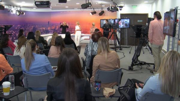 Un deceniu de Intact Media Academy. Viitorii jurnalişti descoperă secretele meseriei, la primele cursuri de prezentator TV de la începutul pandemiei
