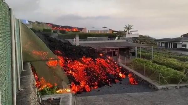 Insula spaniolă La Palma, un "infern de foc" după erupţia vulcanului Cumbre Vieja. Peste o sută de case au fost înghiţite de lavă