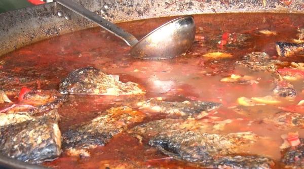 Festin pescăresc pe faleza Dunării, pentru sute de brăileni: "Păcat că e o singură dată pe an!"