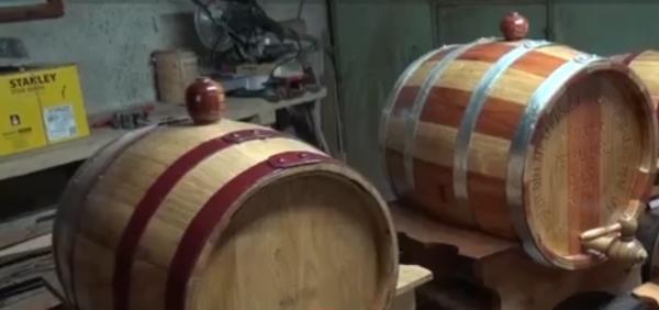 Ultimul dogar din Banatul de Munte: "Îi păcat că se pierde o meserie bună. Nimeni nu mai vrea". Preţul unui butoi poate ajunge şi la 400 de euro