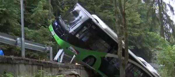 Un autobuz din Braşov, răsturnat în râpă: şoferul coborâse din el, la capăt de linie. Explicaţia oficială: "A plecat maşina din loc"
