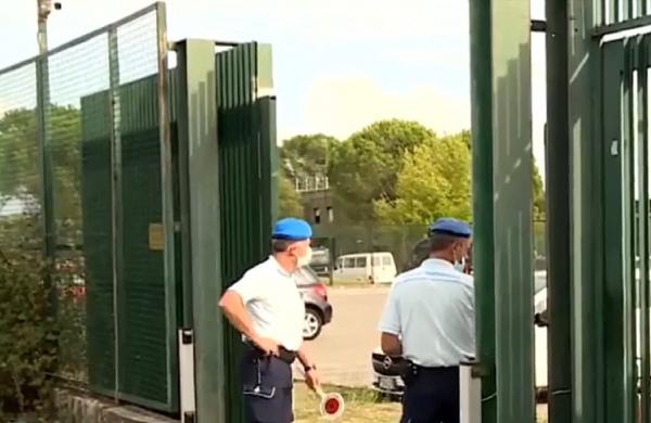 Atac armat într-o închisoare din Italia. Un mafiot napoletan a deschis focul spre rivali folosind o armă montată într-o dronă