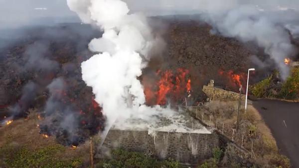 Coşmarul din Insulele Canare continuă: de trei zile, râurile de lavă sunt de neoprit. Norul de gaze toxice, o nouă ameninţare pentru oamenii rămaşi fără agoniseala de o viaţă