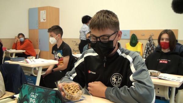Nuci proaspete, pe băncile elevilor din Ciugud. Prima etapă a unui program-pilot despre alimentaţia sănătoasă. "Face parte din educaţia noastră"