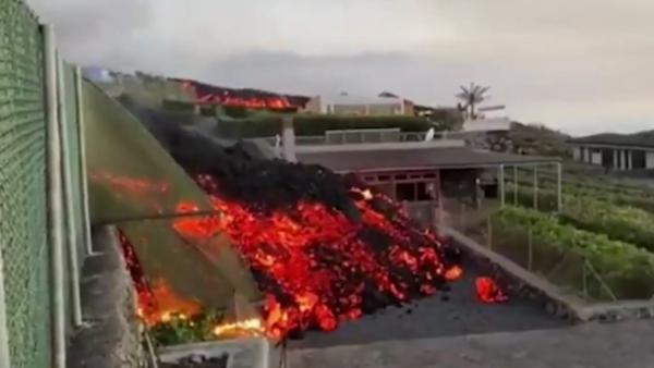 Infern în Insulele Canare: erupţiile ar putea dura 2 luni. Autorităţile se tem acum de norul toxic ce va fi degajat când lava ajunge în mare