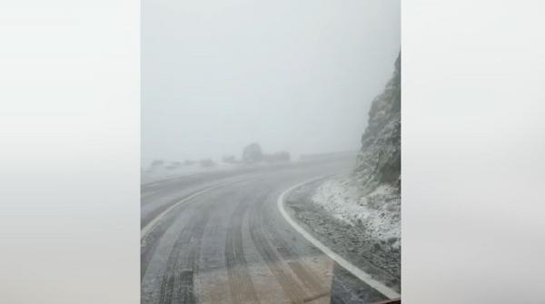 La munte a venit iarna. A nins la Bâlea Lac, iar pe Transfăgărășan s-a depus un strat subţire de zăpadă