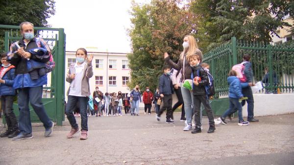 Copiii şi tinerii, testaţi pe banii părinţilor dacă vor să meargă la cinema sau restaurant. Federaţia părinţilor: "Mi se pare o prostie. Nu poţi să abuzezi de copil, înseamnă că îi închizi toate porţile"