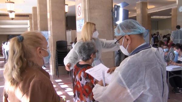 A treia doză anti-COVID, administrată cu programare sau direct în centrele de vaccinare. Cine poate opta pentru echipe mobile