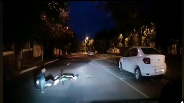 Adolescent pe trotineta electrică, la un pas de tragedie. Imagini de infarct filmate în Galați