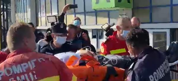 Un delegat de la Congresul PNL, scos pe targă de SMURD. Omului i s-a făcut rău şi a căzut de pe scenă