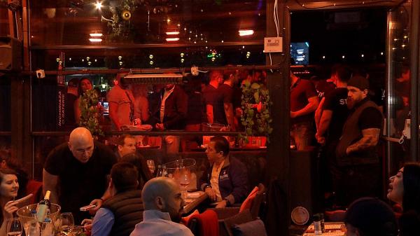 Certificatul verde a intrat în vigoare, în Bucureşti. Tinerii din Centrul Vechi n-au fost prea încântaţi: "Ne furaţi libertatea, visele, ne luaţi tot"