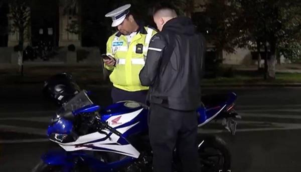 Poliţiştii rutieri şi inspectorii RAR, la "vânătoare" de şoferi cu maşini şi motociclete modificate, pe străzile Capitalei