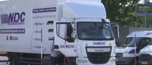 Britanicii s-au luat la bătaie din cauza şoferilor români. Cozi uriaşe în benzinării şi supermarketuri pentru că nu are cine să transporte mărfurile