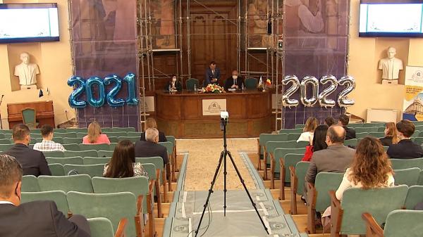 Viaţa de student începe, dar cu restricţii. Cei fără certificat verde nu se vor mai putea relaxa la o terasă alături de colegii vaccinaţi