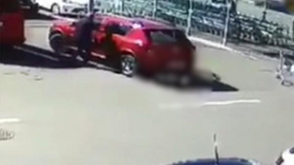 A dat cu maşina peste o femeie în parcarea unui supermarket, după care a accelerat, călcând-o şi lovind alte două autovehicule