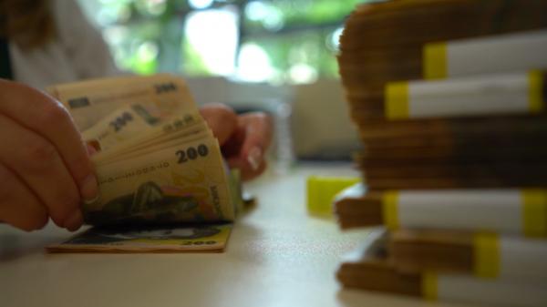 Românii ar putea primi în plus 138 de lei. Ministrul Muncii vede creşterea salariului minim pe economie ca pe o "majorare consistentă"