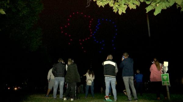 Spectacol de lumini la Târgu Jiu. Zeci de drone iluminate au zburat în sincron deasupra Coloanei Infinitului