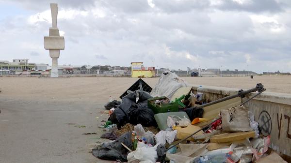 După turişti, gunoiul. Voluntarii au făcut curăţenie pe plajele care gem de gunoaie