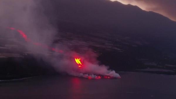 Momentul în care lava vulcanului din La Palma a ajuns în ocean. Oamenii sunt sfătuiţi să nu iasă din case din cauza gazelor toxice