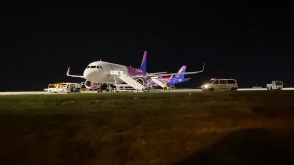 Filmul incidentului aviatic care a mobilizat zeci de pompieri şi medici pe aeroportul din Iași. Pasagerii au aplaudat când s-au văzut teferi, pe pistă