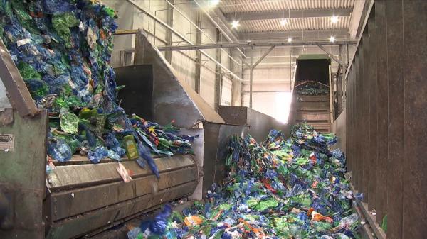 Cum se reciclează sticlele de plastic și revin la viață sub forma unor noi produse: Procesul, fascinant și prietenos cu mediul