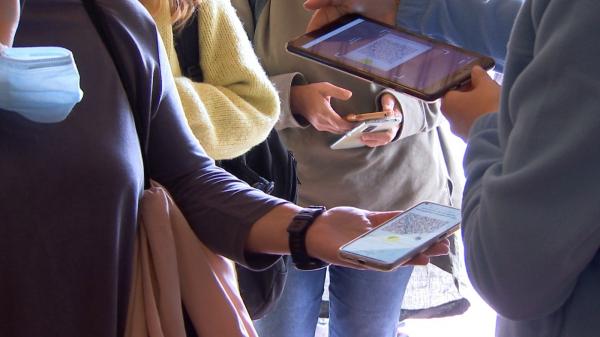 Noile restricţii divizează România în două tabere: Vaccinaţi şi nevaccinaţi. Ce avantaje au persoanele care aleg să se imunizeze